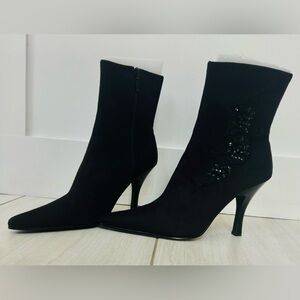 Apostrophe”Olivia” Sz 8 1/2M Black Faux Suede Floral Accent  Ankle Boots NEW!